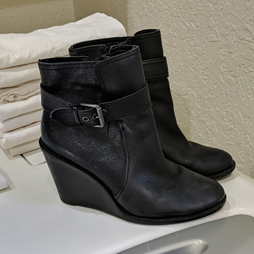 Arturo Chiang Genuine Leather Heeled Boots